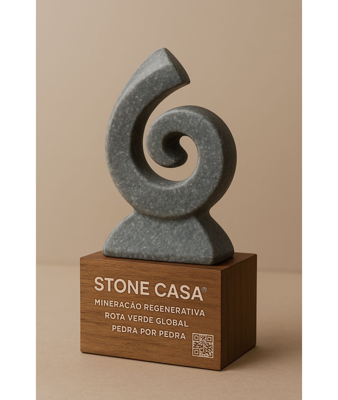 Troféu Rota Verde Stone Casa - Arquitetura | Projetos Stone Casa® — Pedras Naturais Eco-Friendly Troféu Rota Verde Stone Casa® em Pedra-Sabão — símbolo da mineração regenerativa e rastreabilidade Pedra por Pedra®, criado para premiar arquitetos, designers e paisagistas que aplicam os princípios da Rota Verde Global em projetos de arquitetura sustentá